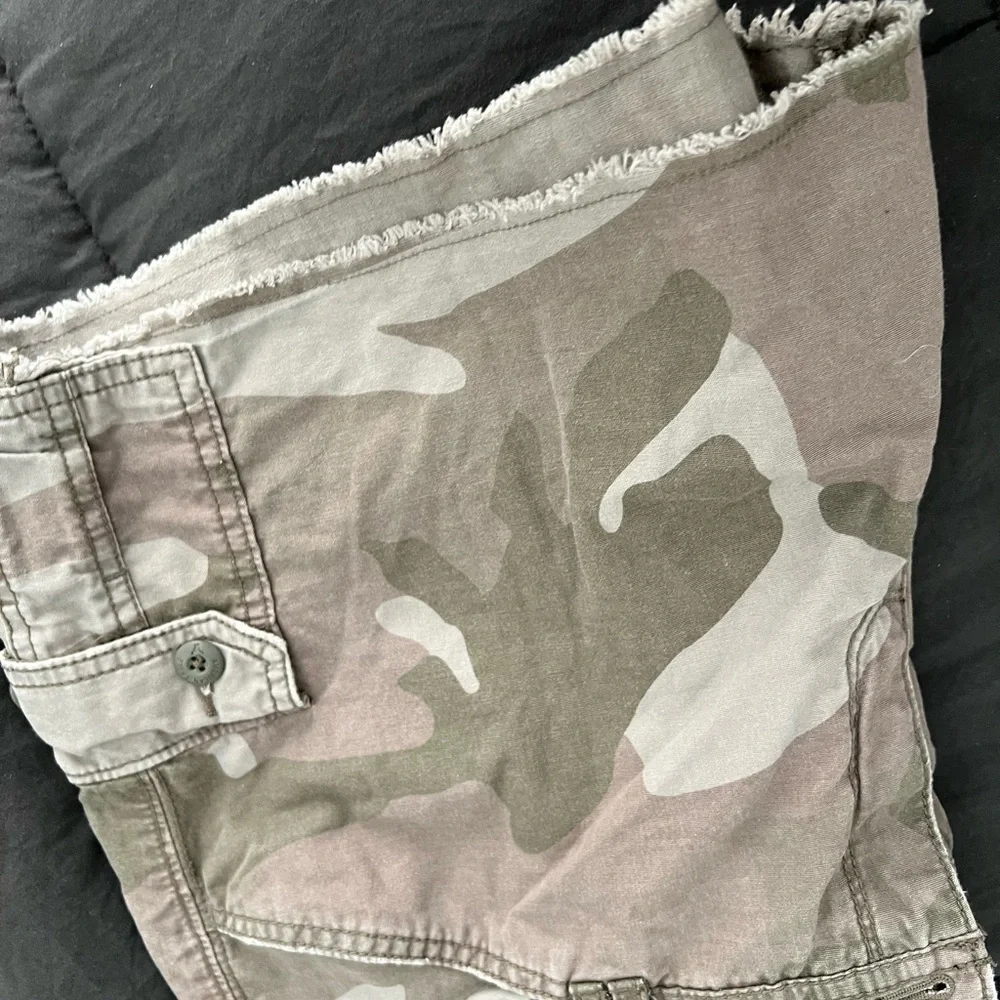 American Eagle Outfitters Camo Cargo Shorts - Olive Green & Tan - Picture 7 of 8